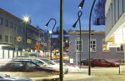 Svjetiljke su postavljene ispred knjižnice u finskom gradu Heinoli.