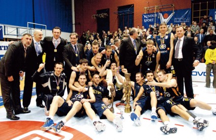 Košarkaši Zagreba prvi su trofej u povijesti burno proslavili u konobi Čiho