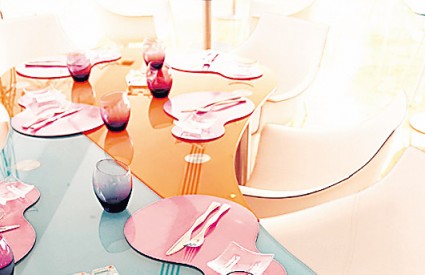 Šareni objekt sastoji se od 42 apartmana s balkonima, a od materijala su korištene obojene terakota ploče, staklene mozaik pločice, tikovina i printane laminatne ploče