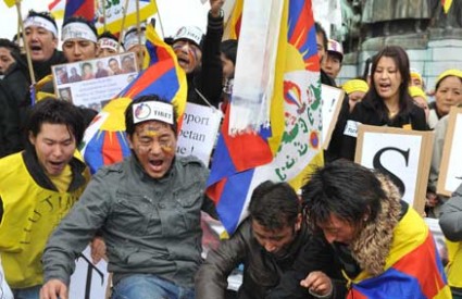 Tibetanci u progonstvu tvrde da je u prosvjedima u Lhasi poginulo 80 osoba, a prema službenim je podacima desetero mrtvih 