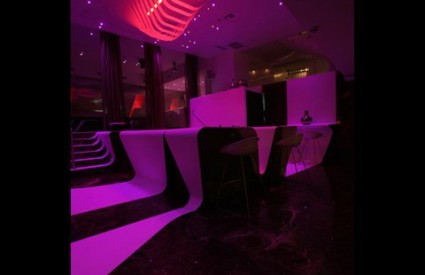 Frame bar u Ateni privlači pažnju neobičnim namještajem, a Blue Frog u Mumbaiju specifičnim separeima koji su poredani tako da svi posjetitelji bara imaju nesmetan pogled na pozornicu