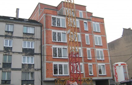 Objekt je sagrađen ciglom, kao i pregradni zidovi, a ispod glazura su postavljeni najnoviji izolacijski materijali