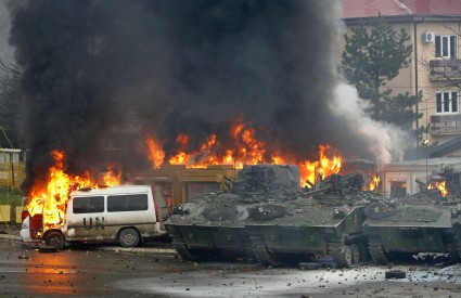 Pripadnici UNMIK-a, koje su prosvjednici napali bombama, povukli su se iz sjeverne Mitrovice