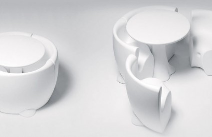 Posebnost je svjetlo koje se širi iz stola i na taj način još više naglašava bjelinu površina