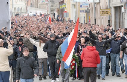 Većina navijača nije imala vidljivo istaknuta obilježja nogometnih klubova za koje navijaju, već su nosili hrvatske nacionalne simbole, zastave, šalove, kape i majice