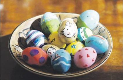 U Hrvatskoj je uskrsnoj tradiciji bojenje jaja, tzv. pisanica koje su si u prošlosti često darivali zaljubljeni. Jaja su imala motive srca ili golubova, a ponekad su na njima bile ispisane poruke.
