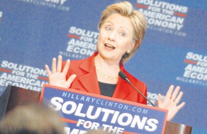Clinton tvrdi da su 1996. u Tuzli na nju pucali iz snajpera