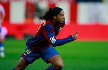 Ronaldinhov menadžer tvrdi da njegov pulen ostaje u Barçi