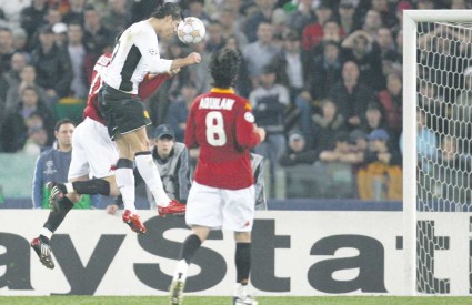 Cristiano Ronaldo pretrčao je pola terena kako bi se uzdigao iznad braniča Rome i zakucao loptu u Donijevu mrežu