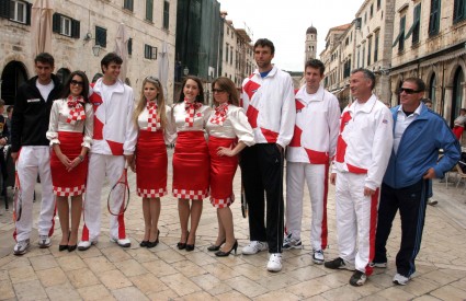 Hrvatski reprezentativci pozirali su na Stradunu s hostesama