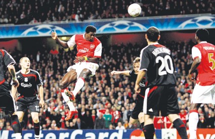 Emmanuel Adebayor bio je jedini raspoloženi napadač u redovima Wengerove momčadi