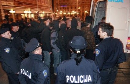 Vandali koji se kite imenom ‘BBB’ svojim divljačkim postupcima bacaju ljagu na korektne navijače Vandali koji se kite imenom ‘BBB’ svojim divljačkim postupcima bacaju ljagu na korektne navijače