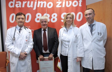 Pročelnik za zdravstvo dr. Zvonimir Šostar u ime Grada Zagreba uplatio je prvu donaciju od 100.000 kuna