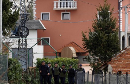 Policija je jučer popodne blokirala Koradinu kuću i imanje