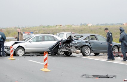 Automobil ministra Vukelića naletio je na led, vozač je izgubio kontrolu i zabio se u kolonu vozila ispred sebe