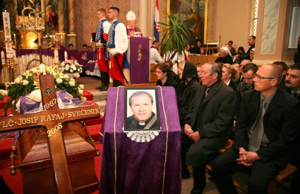 Svećenik Josip Rafaj pronađen je mrtav u svom župnom uredu u Generalskom Stolu, na blagdan Cvjetnice, 16. ožujka