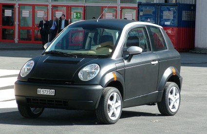 Maksimalna brzina je oko 115 km/h, a punjenje baterija se vrši preko utičnice izmjenične struje napona 230 V
Maksimalna brzina je oko 115 km/h, a punjenje baterija se vrši preko utičnice izmjenične struje napona 230 V