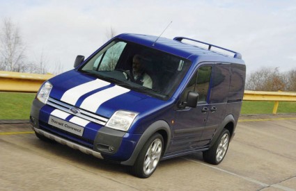 Novi Ford je plave boje s dvije bijele uzdužne linije Novi Ford je plave boje s dvije bijele uzdužne linije