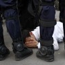 Pariz - Policijskom čizmom na učenike
