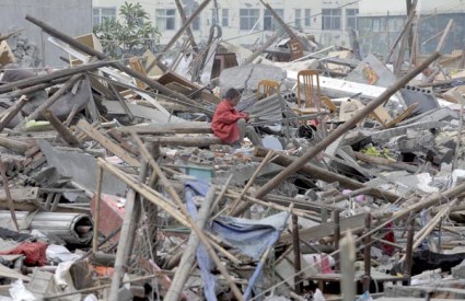 Mnogi životi ostali su zatrpani ispod ruševina u kineskoj pokrajini Sichuan