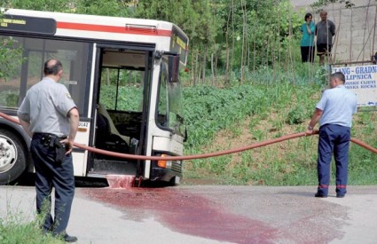 Nakon što je tri osobe ubio u njihovim kućama, Petrović je ušao u lokalni autobus i pucao na sve koji su se u njemu zatekli