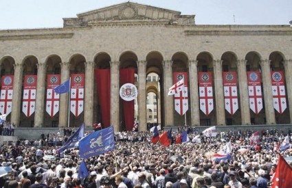 Pristaše oporbe okupile su se ispred zgrade parlamenta i predsjedniku Saakašviliju poručile da je ‘izborni varalica’