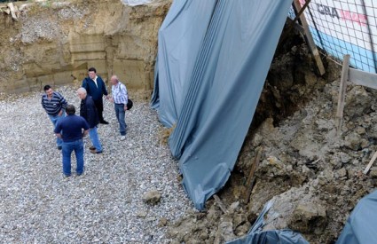 Građevinska inspekcija još je u prosincu izdala rješenje o prekidu građevinskih radova kako ne bi došlo do odrona