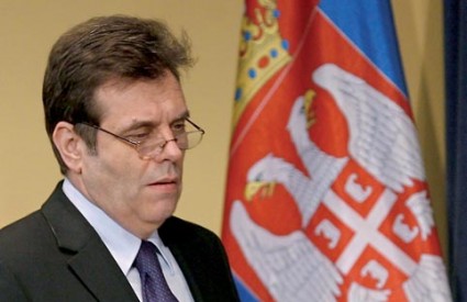 Čelnik DSS-a Vojislav Koštunica ne želi socijalistima prepustiti ključna mjesta u vladi, već će im, tvrdi Blic, ponuditi tri resora