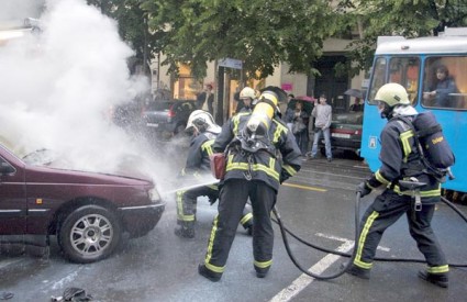 U Račkoj ulici jučer se usred bijela dana zapalio automobil, a uzroci zapaljenja još nisu poznati