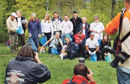 Akciji proljetnog skupljanja smeća na Medvednici pridružili su se poznati skijaši, gradonačelnik i ostali volonteri