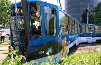 Tramvaj se zabio u betonski stup, kabina vozača potpuno je smrskana 