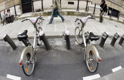 Tipičan sivi bicikl tipa ‘Velib’, kakav se iznajmljuje za vožnju po gradu, ugledao je jedan francuski fotograf u regiji Brusov
