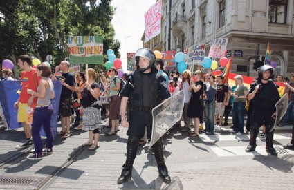 Dvjestotinjak  sudionika ‘Zagreb Pridea 2008.’ čuvalo je isto toliko policajaca; povorka je prošla bez većih incidenata 