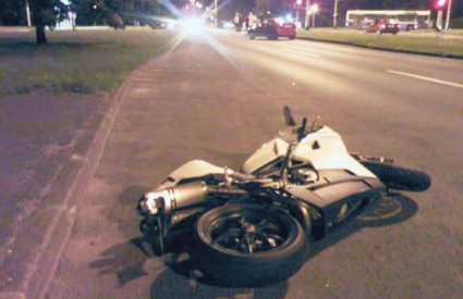 Vedran Rohatinski neoprezno se prestrojio na lijevu stranu pri čemu je na njegov motocikl naletio Renault Megane