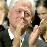 Bill Clinton u studenom otkriva svoj kip u Prištini