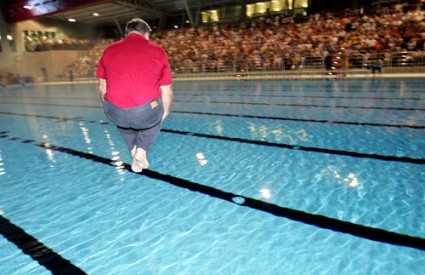 Gradonačelnik Rijeke Vojko Obersnel je održao obećanje i skočio obučen u bazen.