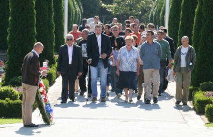 Zagrebački branitelji Vukovara na memorijalnom groblju žrtava domovinskog rata Vukovar