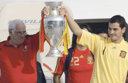 Pehar europskog prvaka pred razdraganim navijačima na aerodromu Barajas u Madridu podigli su kapetan reprezentacije Iker Casillas i izbornik Luis Aragones 