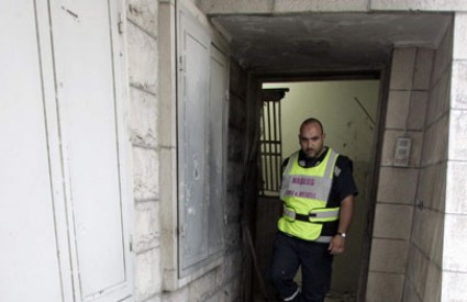Palestinski radnik pregledava štetu u gradskoj vijećnici.