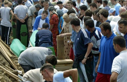 Pokapaju se Karadžićeve žrtve 2003. u Potočarima 