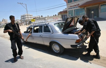 Pripadnici Hamasa pretresaju vozilo u Gazi