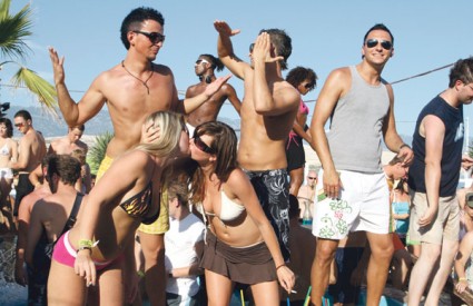 Na Zrću će se plesati uz hitove vrhunskih svjetskih glzbenika - DJ Tiesta, Barbare Tucker, Sandyja Rivere, Toma Novyja i Freemasonse. Na Zrću će se plesati uz hitove vrhunskih svjetskih glzbenika - DJ Tiesta, Barbare Tucker, Sandyja Rivere, Toma Novyja i Freemasonse.
