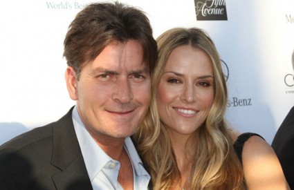 Charlie Sheen i Brooke Mueller na humanitarnom balu. Charlie Sheen i Brooke Mueller na humanitarnom balu.
