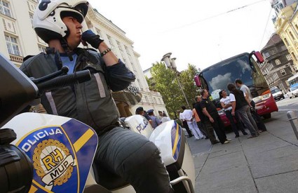 Autobus s grčkim navijačima ispred hotela Regent