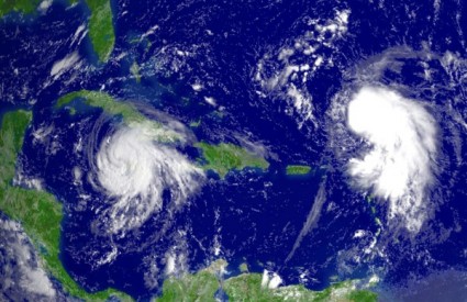 Uragan Gustav (lijevo) pogađa jug Kube, a tropska oluja Hana (desno) koja bi mogla prerasti u uragan još je nad Atlantikom