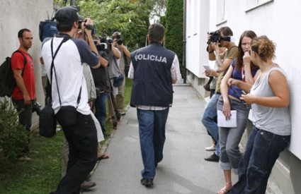 Novinari i policija pred kućom glazbenika