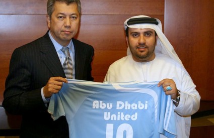 Pairoj Piempongsant i Sulaiman al-Fahim s dresom Manchester Cityja
