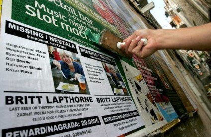 U Dubrovniku se lijepe plakati s informacijama o nestaloj djevojci, a ponuđena je i nagrada od 20.000 eura