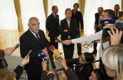 Stjepan Mesić na dodjeli Top stipendija za top studente odgovarao je na pitanja o akciji Stjepan Mesić na dodjeli Top stipendija za top studente odgovarao je na pitanja o akciji