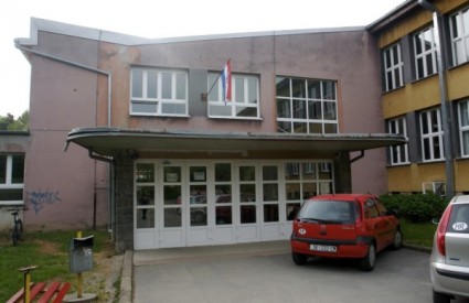 Srednja škola Viktorovac koju su pohađale nestale djevojčice i pred kojom su zadnji put viđene